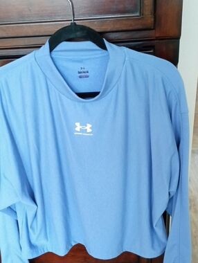 Under Armour Women's purple Long Sleeve Performance Lightweight Top